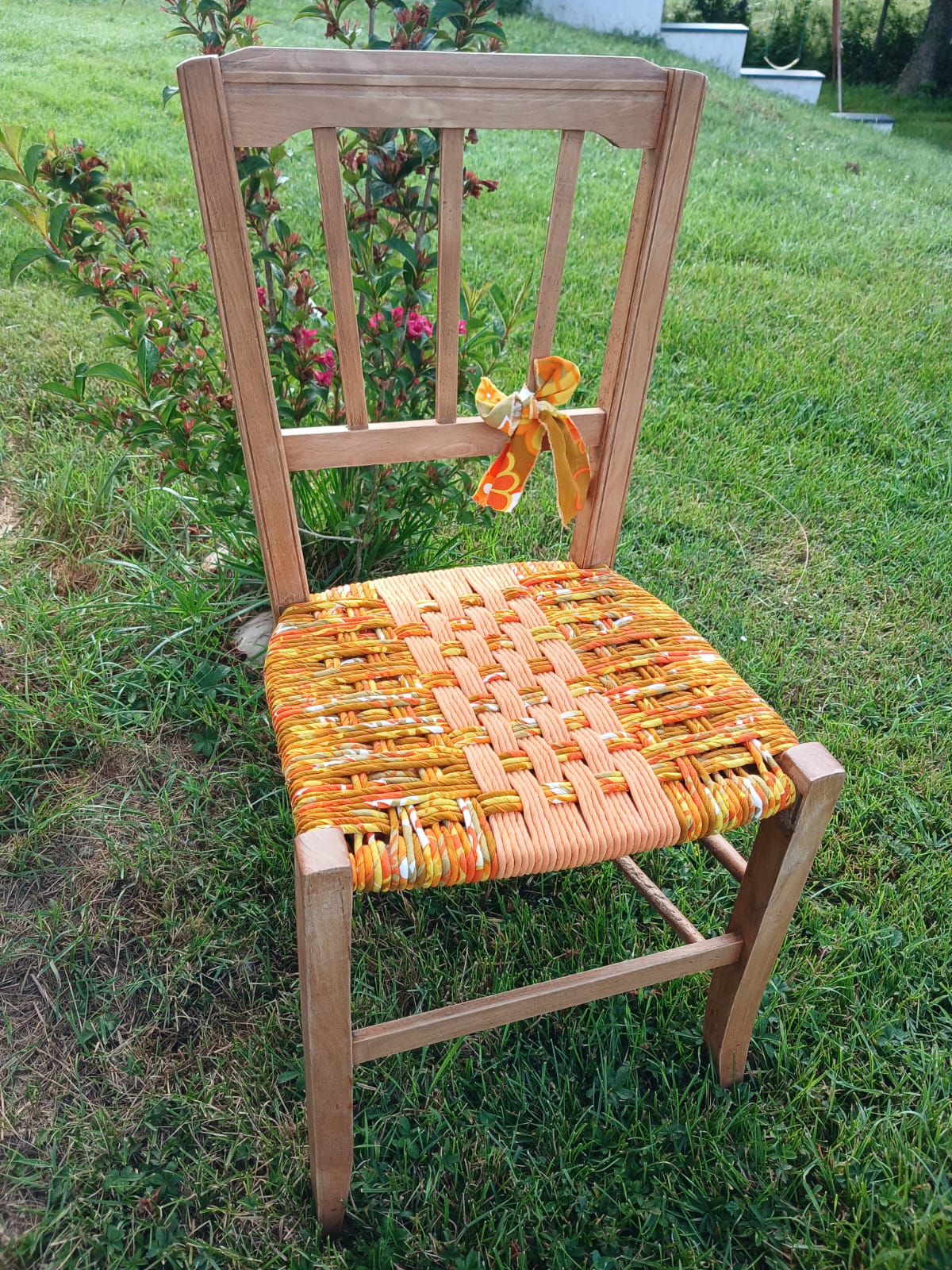 Chaise orange brûlé