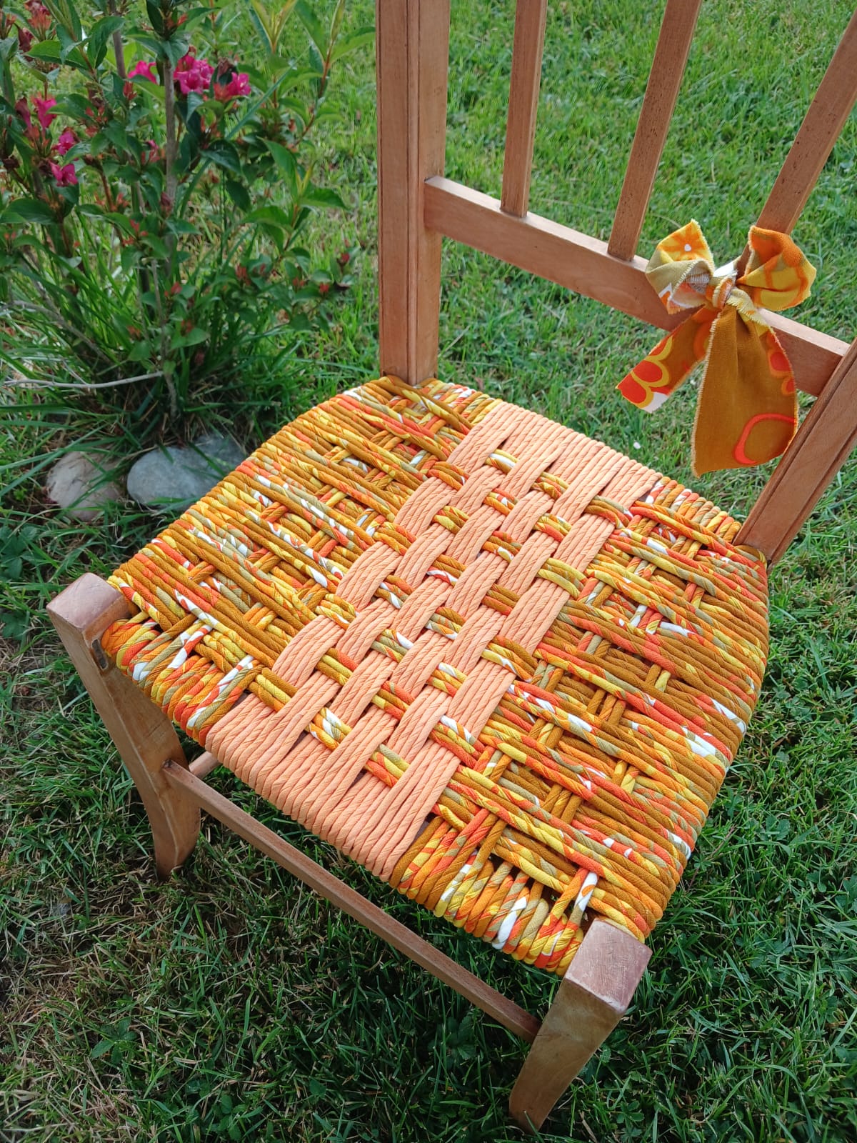 Chaise orange brûlé